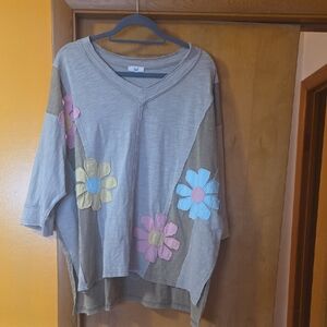 easel Light Gray V-Neck Casual Tee